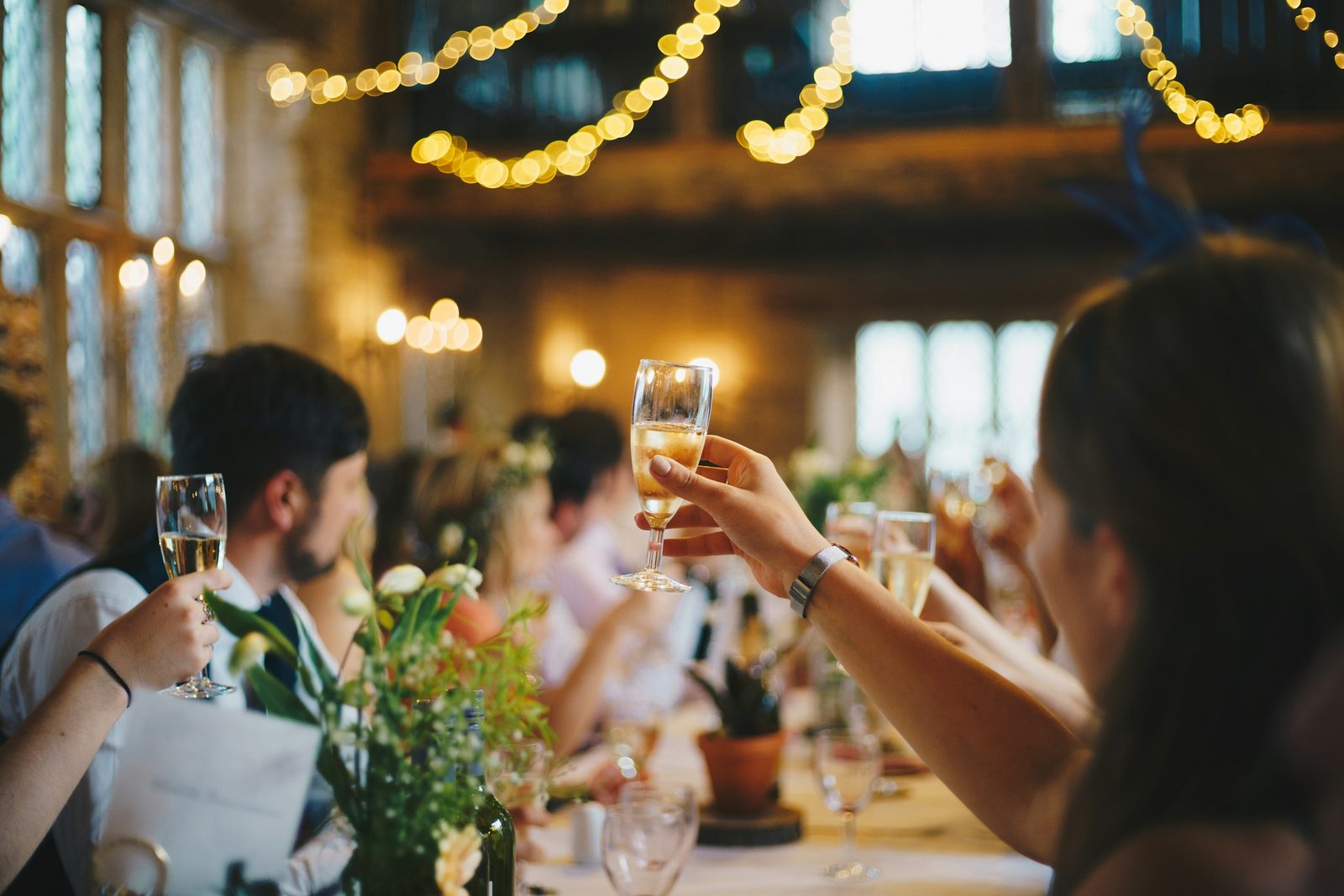 Table dressée pour un moment convivial, attentions de bienvenue